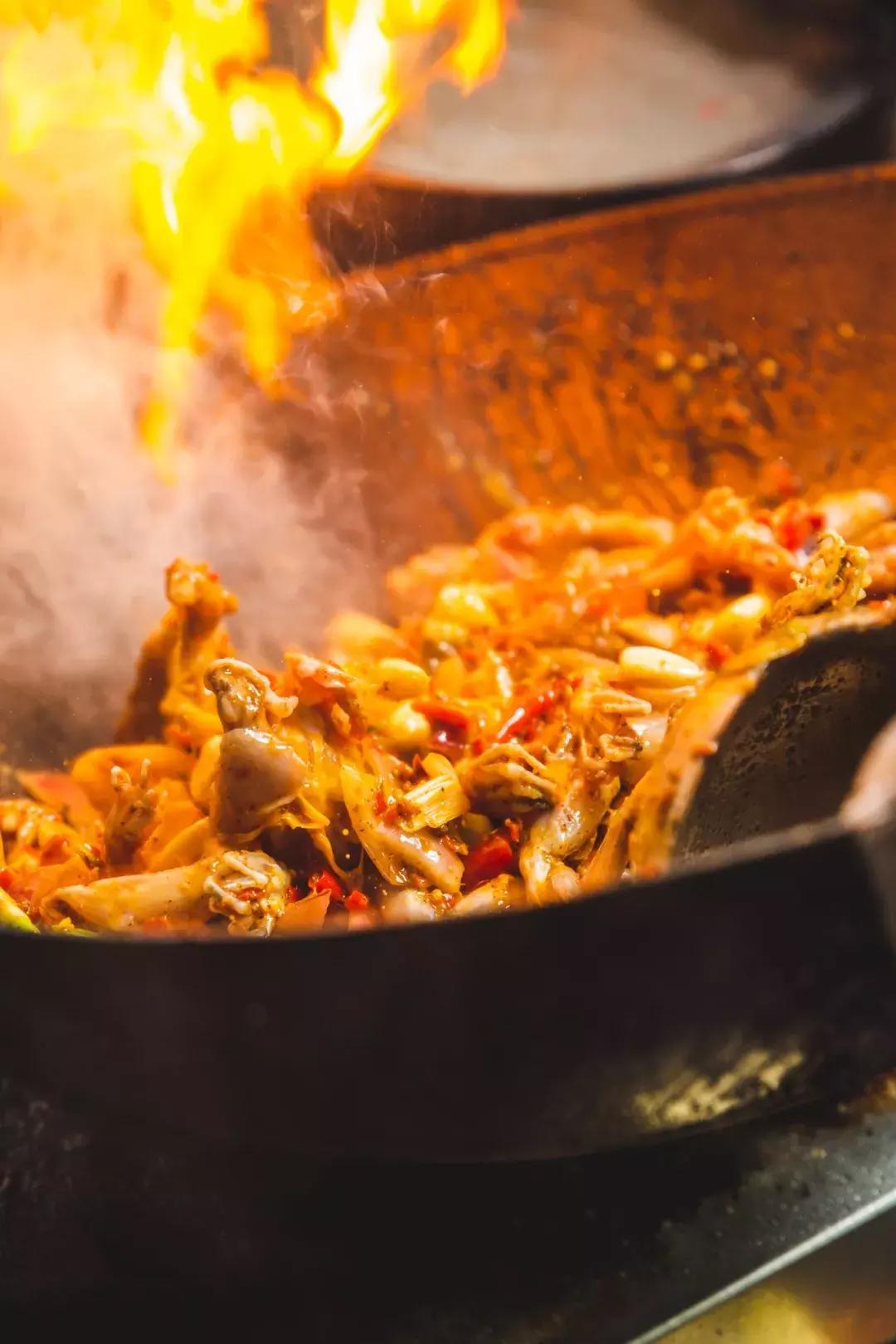 昆明风情街美蛙鱼头,昆明廖姥爷美蛙鱼头火锅