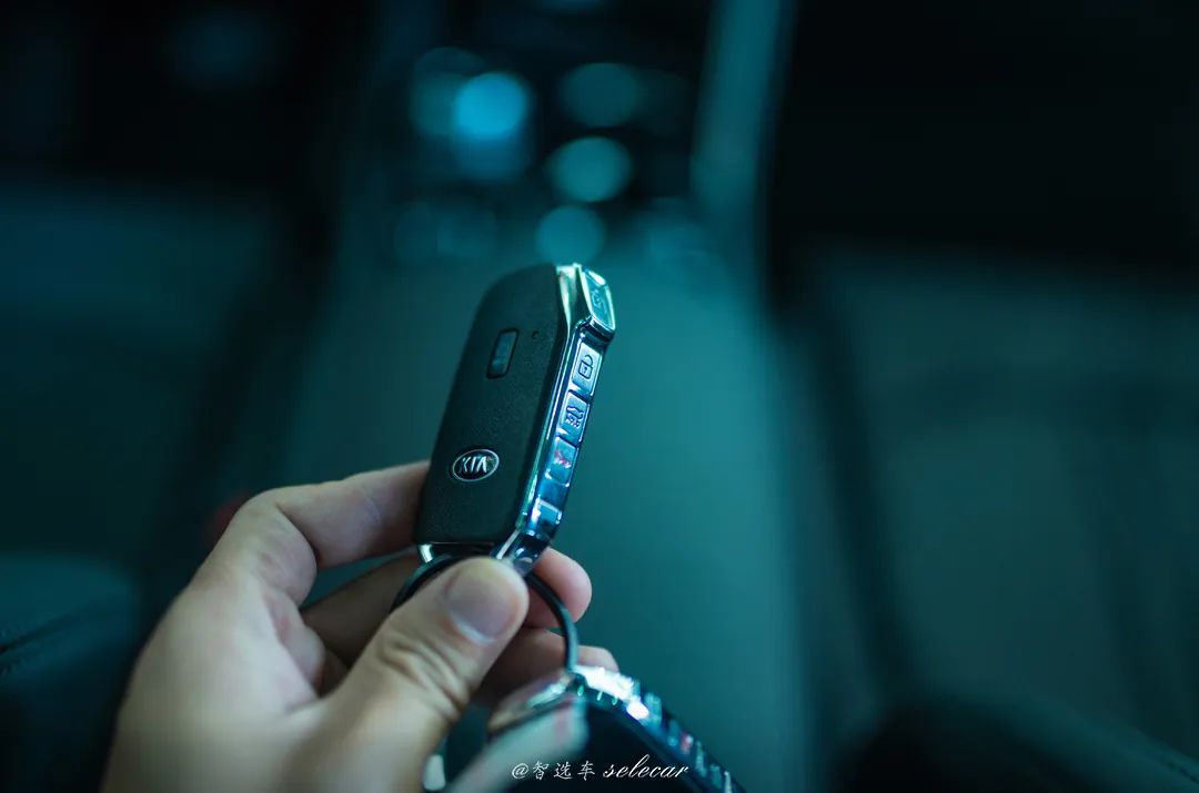 起亚k52014款2.0latluxury,全新起亚k5的盛世美颜你get到了吗