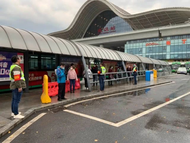 武汉公交紧急管理措施,武汉公交多举措保障乘客有序乘车