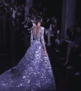 刘亦菲金裙子,刘亦菲穿一袭仙女裙现身活动