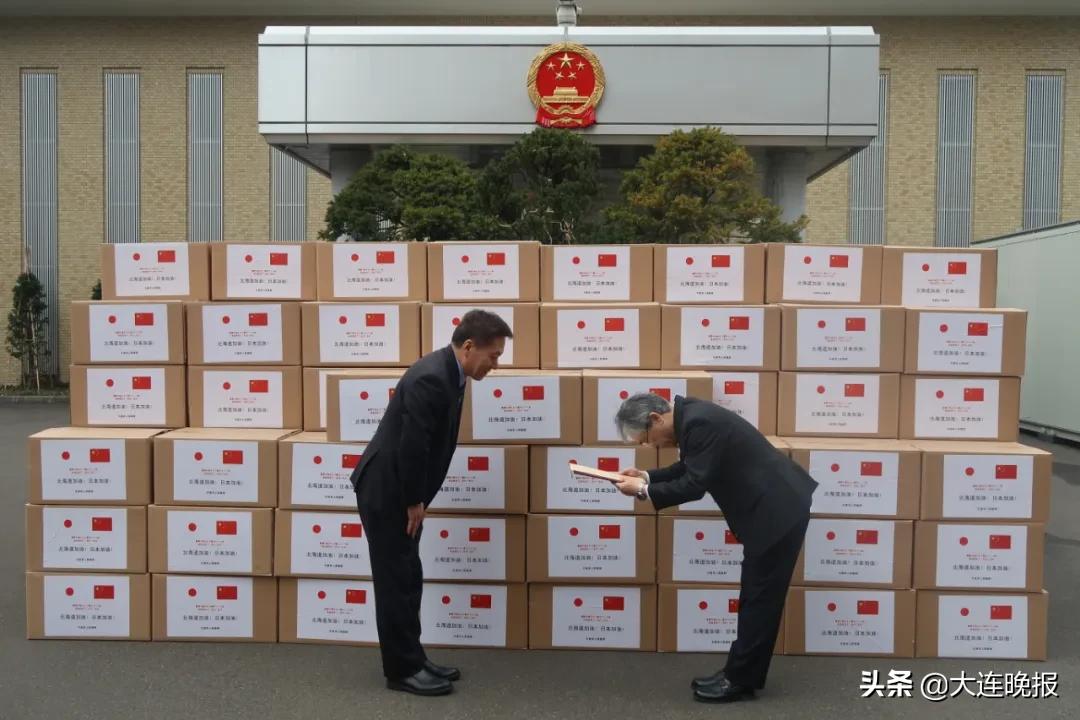 致敬大连最美守护者,大连致敬抗疫英雄图片