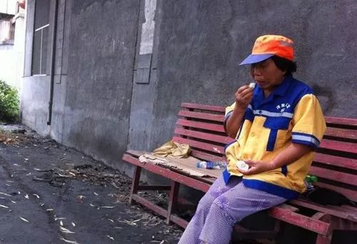 环卫工为什么又辛苦工资又低,环卫工人很辛苦为何工资却很低