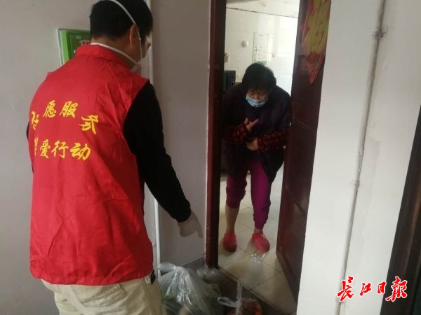 积极报名参加志愿者活动,心甘情愿的来到一线加入志愿者