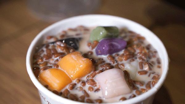 就这家连门都没有的2㎡小店,居然能在上海红17年?