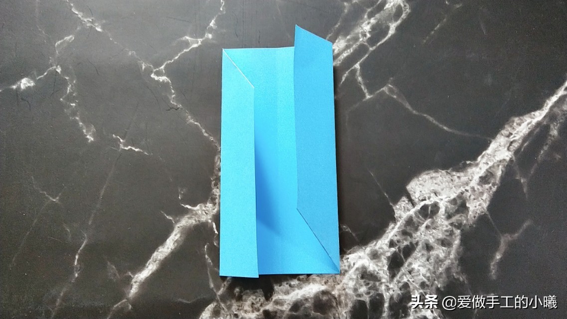 好玩的折纸旋转陀螺有一点点复杂,不用胶水就可以折的陀螺