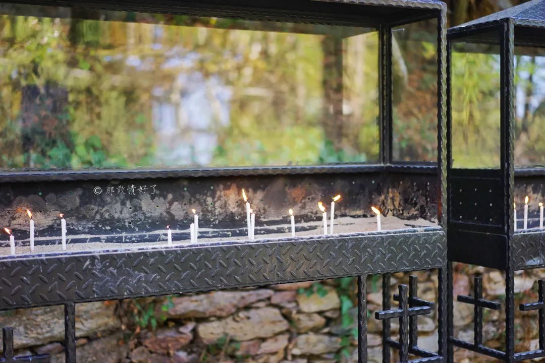 据说塞尔丘克的山坡上的许愿墙很灵验,好多土耳其人来此许愿