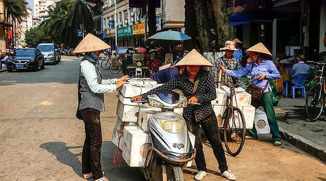 越南街头吸引女游客,与越南一河之隔的边界