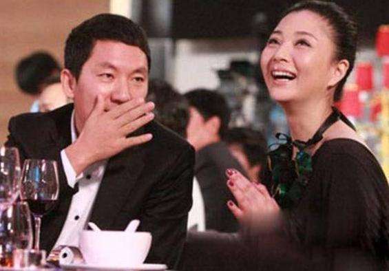 十年前，孙东海用艾滋针头抵住李小冉喉咙，李小冉被吓得崩溃大哭