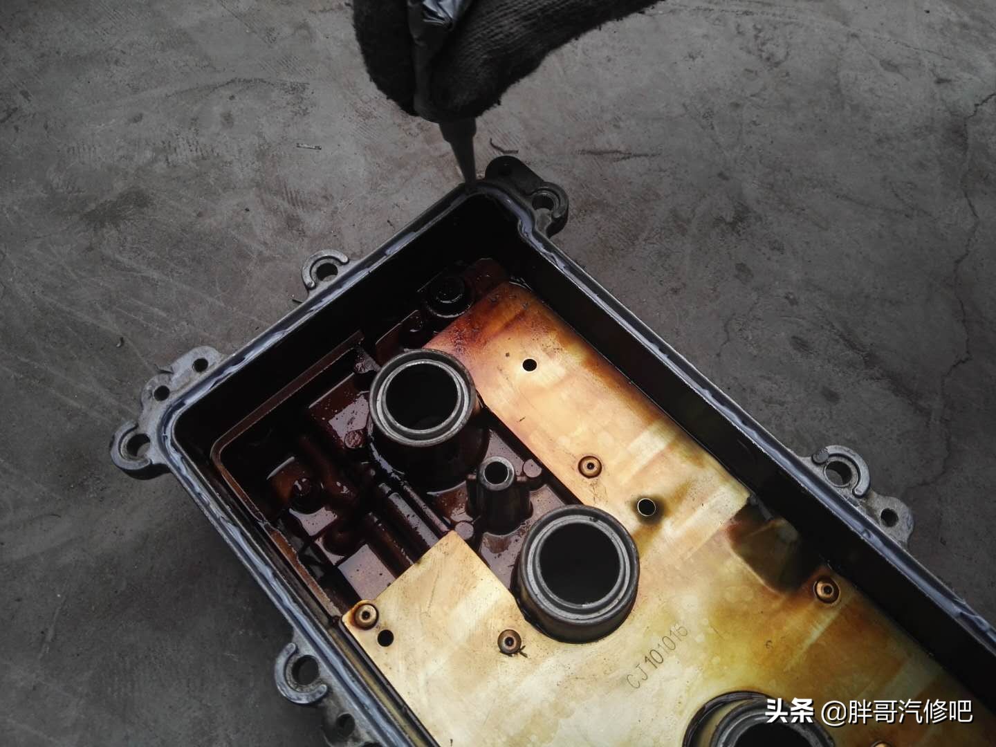 二手车发动机下面漏油后续怎么办,二手车漏油怎样看