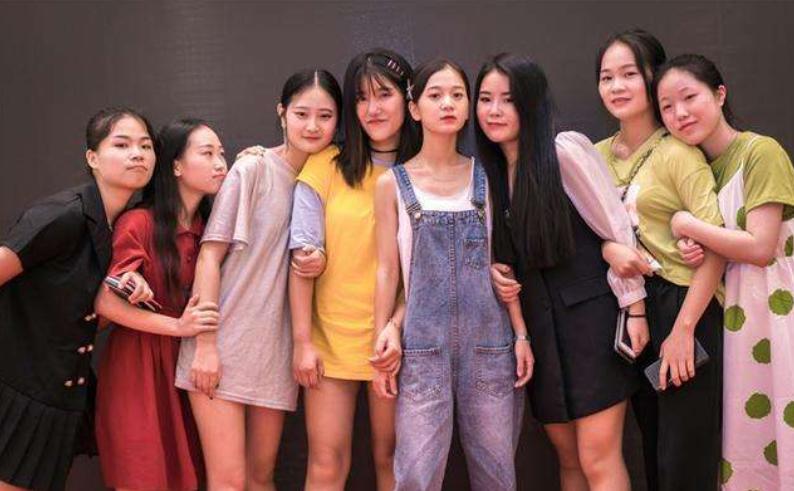 揭秘月入百万的网红骗局,20岁的网红身价过亿