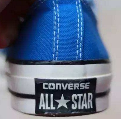 匡威书包的红标和黑标在哪里,匡威三星标是凸起来的吗