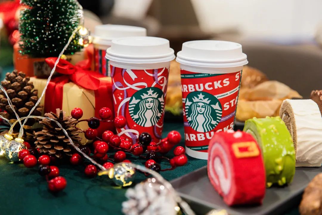 瑞幸星巴克圣诞新品,瑞幸圣诞咖啡杯包装