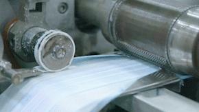 央视新闻联播比亚迪口罩,五菱口罩上央视新闻联播