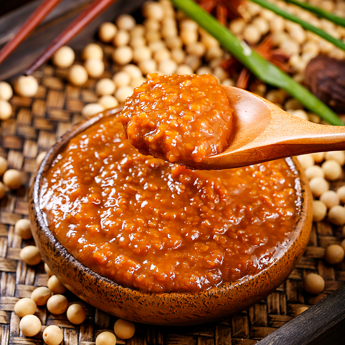 烀酱黄豆,烀黄豆做酱块的东北农家酱