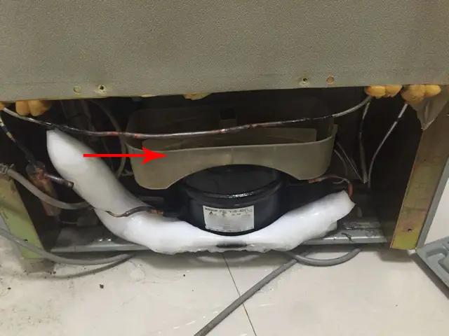 冰箱储水盒发臭排水管要洗吗,冰箱储水盒清理了还是有臭味