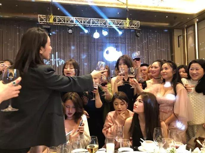 同一件衣服网红店的售价惊为天人？网红店的水有多深...