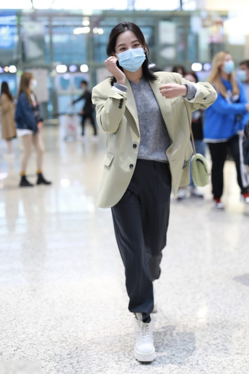 黑色休闲小西装搭配什么牛仔裤,小西装搭配什么样的裤子好看图片