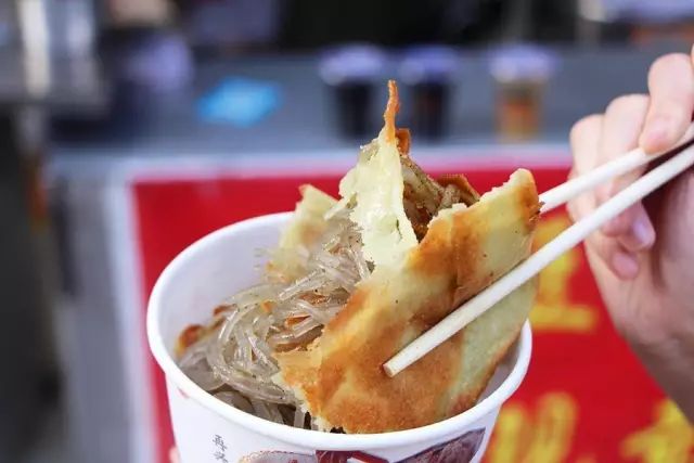 武汉步行街摆地摊,在武汉摆地摊的老乡们