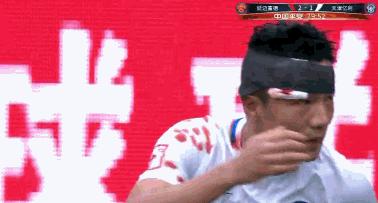 他少小成名，绰号“菜刀后卫”，如今成了天津泰达队的镇队法宝