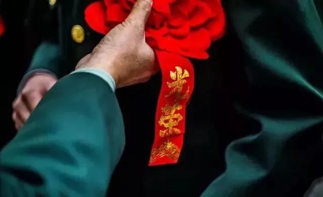 军人本色黑鸭子演唱,军人本色原唱王莉汤非