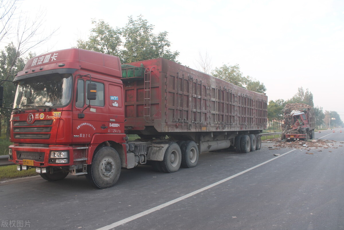 乘客下车被撞司机有责任吗,驾驶员下车查看车况被压死