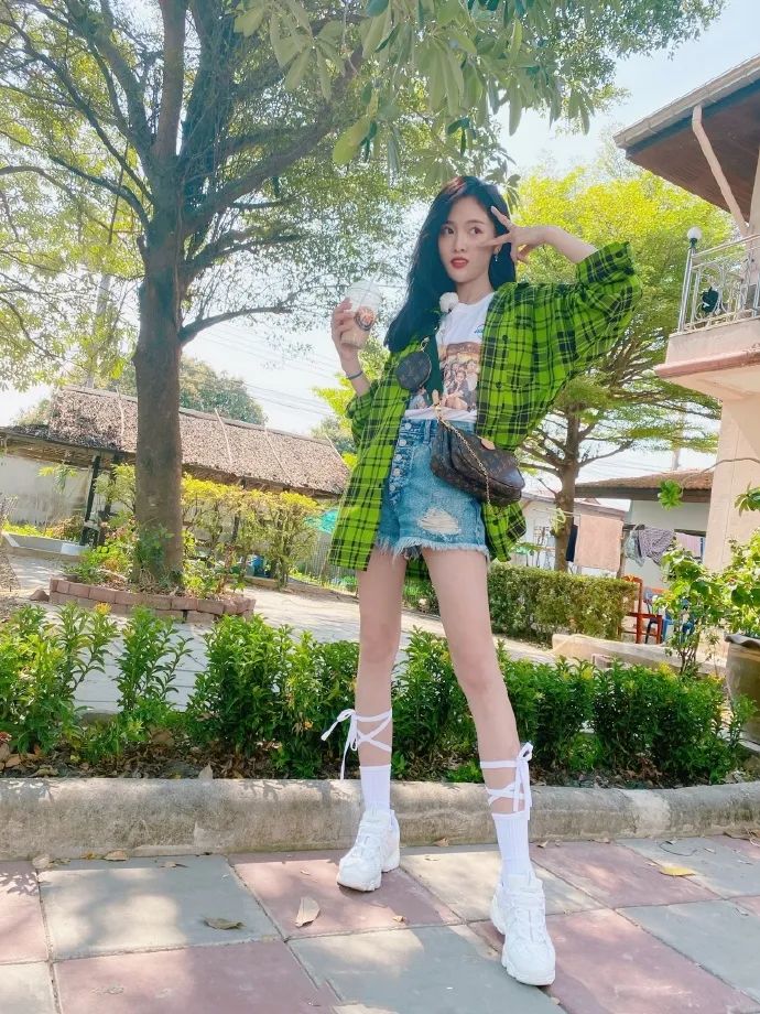 吴宣仪渔网袜穿搭,吴宣仪黑色丝袜日常搭配