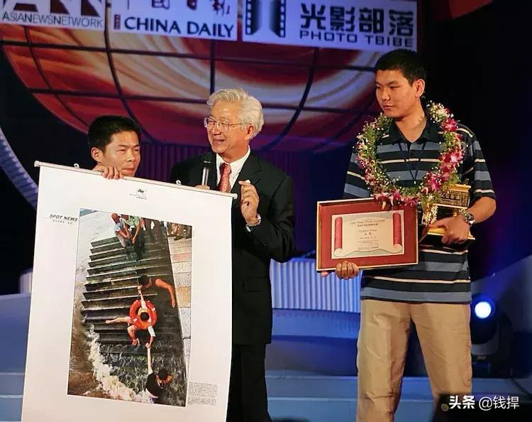 「钱眼回眸四十年-99」魏青刚三下大海与“麦莎”争夺落水女