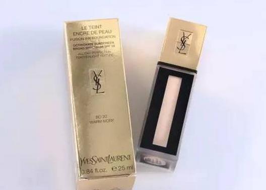 用哪种粉底液可以让肌肤变得自然光滑,同时又有素颜的质感呢?