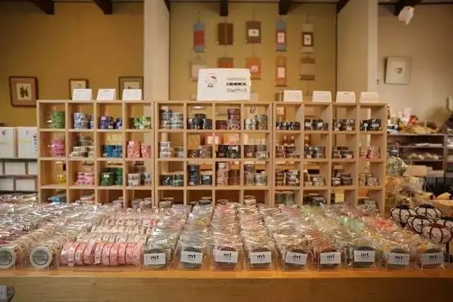 现在，全靠霓虹文具给我带来工作的归属感