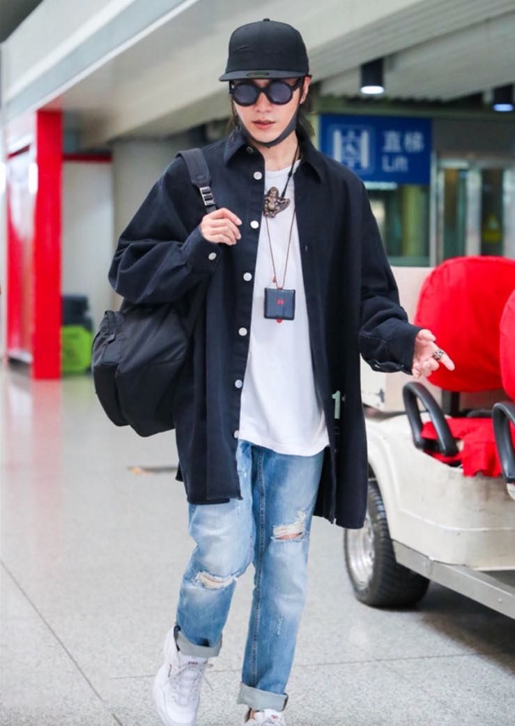 陈坤穿黑西装逆龄感,陈坤穿格子西服照