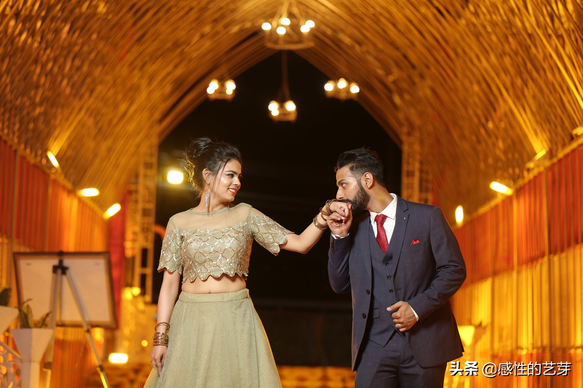 男朋友背着我去上网，却告诉我在加班，我们感情是不是出现危机了