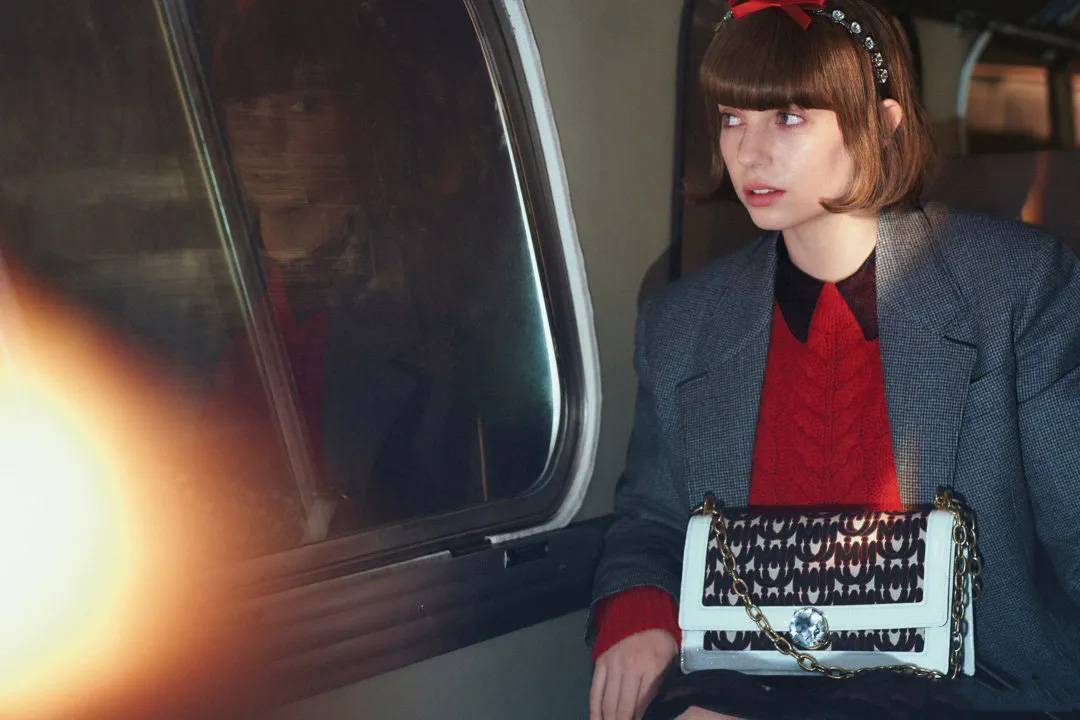 女生头上有东西,女生头上小饰品