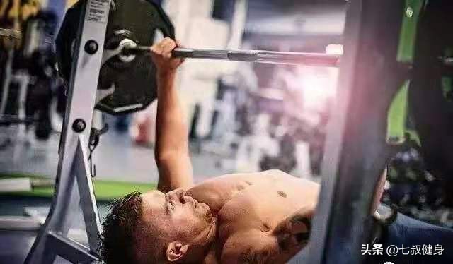 新手推胸感觉肩部发力,新手推胸酸疼要不要休息