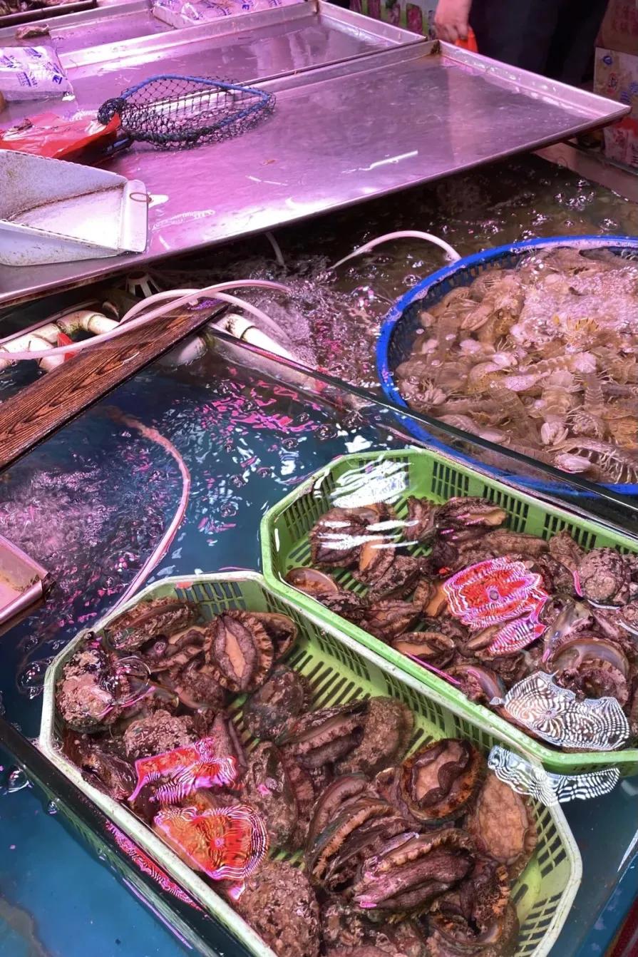 青岛即可以看海还能吃海鲜的地方,去青岛吃好海鲜看大海心情自然好