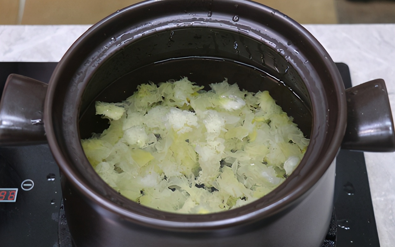 秋天银耳饮品做法大全,秋天银耳雪梨的家常做法