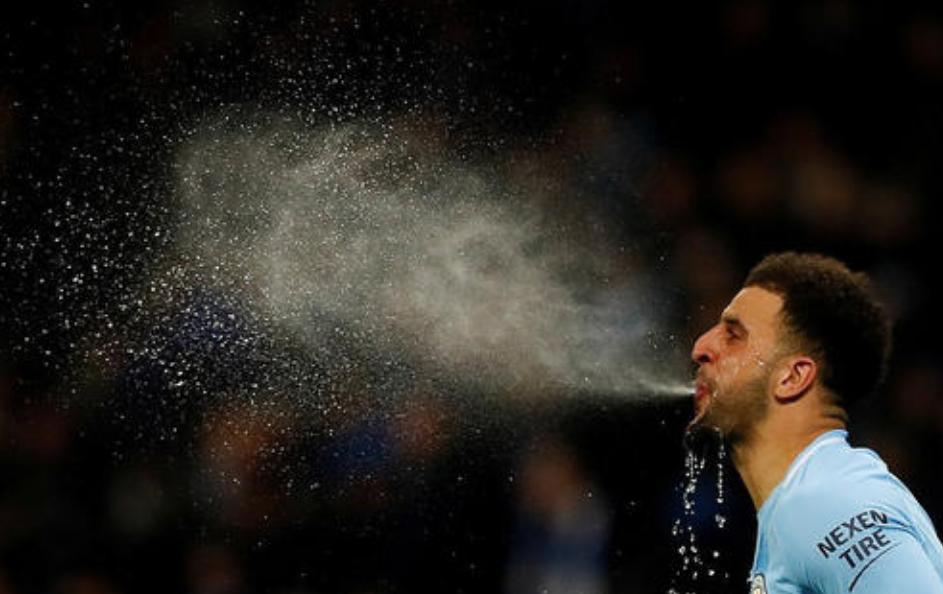 足球运动员的假性喝水,足球运动员假喝水