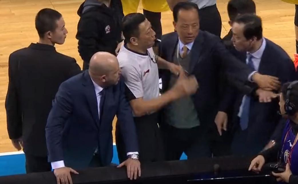 CBA北京德比上演火爆一幕双方主帅互喷险些打起来！