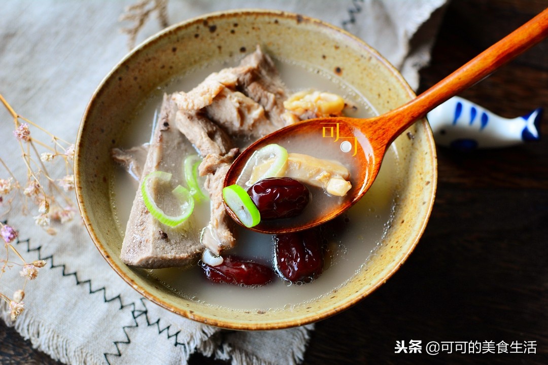 排骨汤加香菇和红萝卜,排骨汤加鱿鱼干