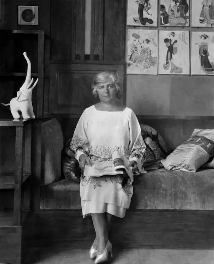 她守着时尚界一个大秘密,直到去世的20多年后才被世人知晓