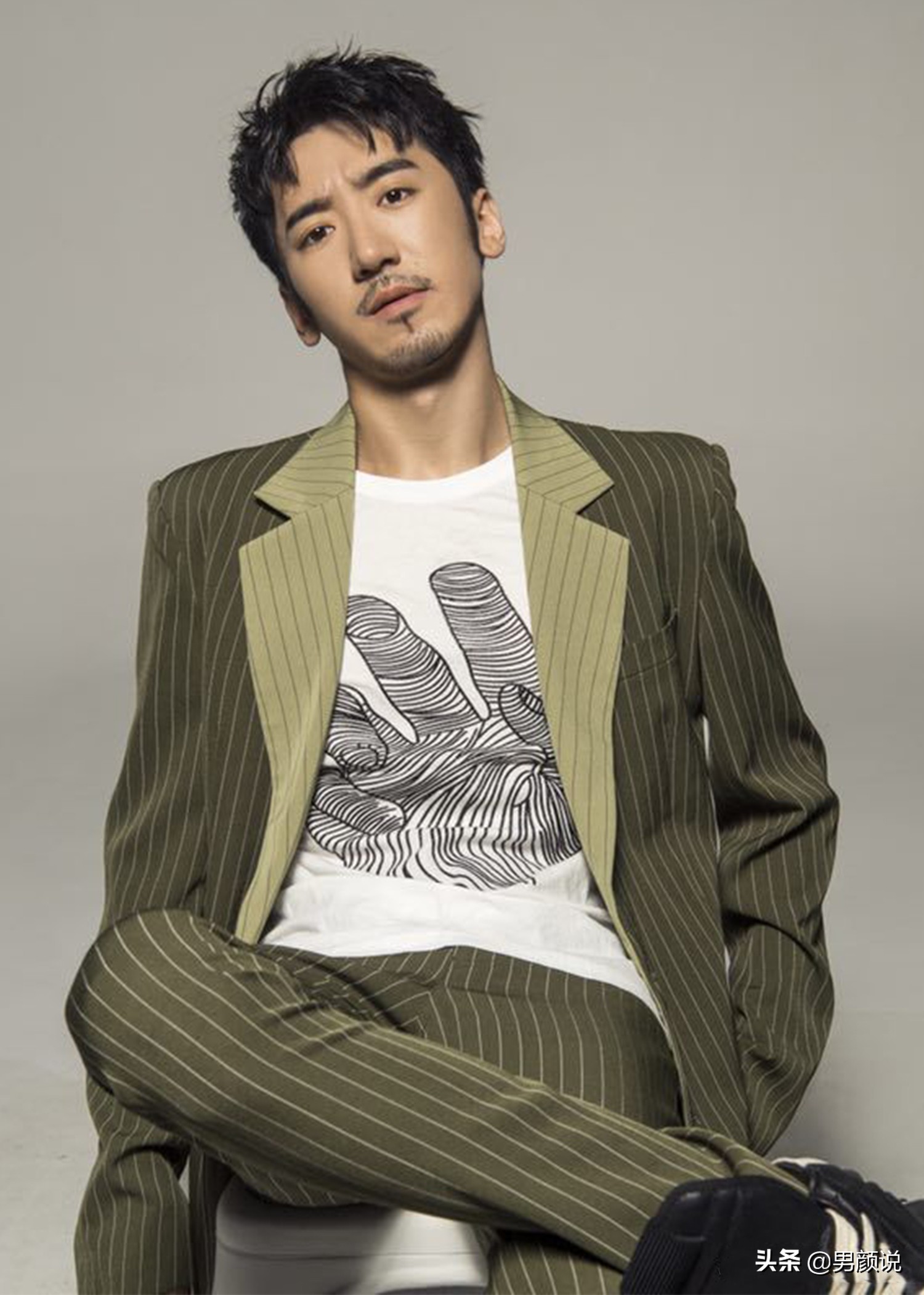 从话剧舞台走出来的雅痞型男,被赞演技精湛,网友却说他丑:无语