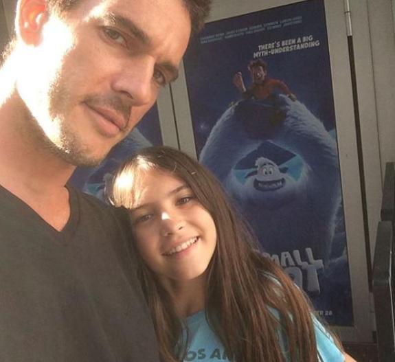 水果姐被控性骚扰?男模:她当众扒下我的裤子,让我露出*处私**