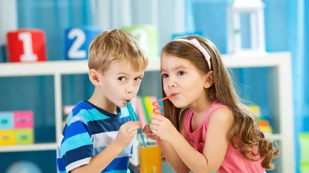 宝宝不爱喝水这一招立马解决,怎么让不爱喝水的宝宝喝水