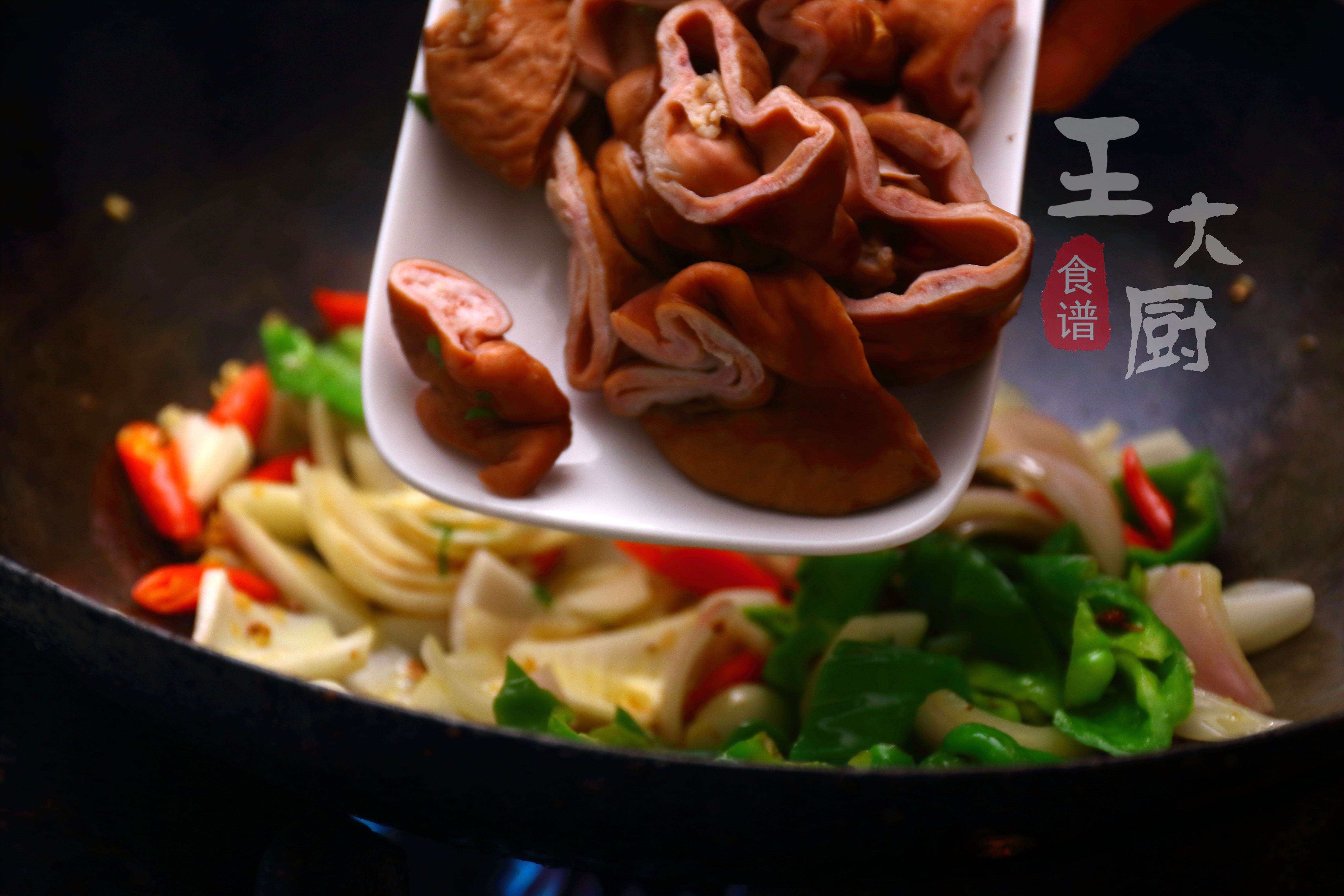 干锅肥肠的家常做法,香辣爽口,肥而不腻,超下饭,家人都爱吃