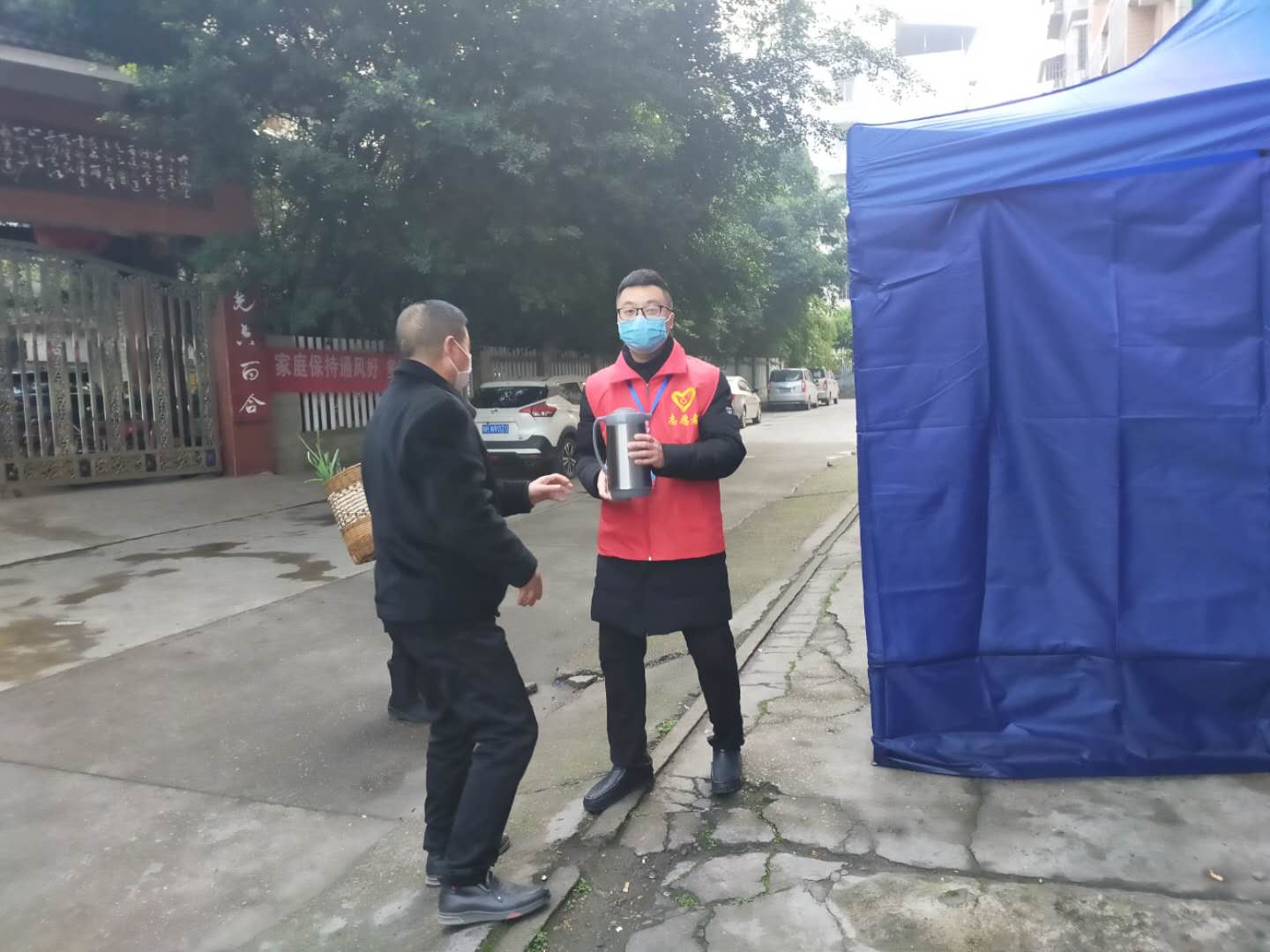 危急时刻他们挺身而出连救5人,危急时刻他们挺身而出的样子