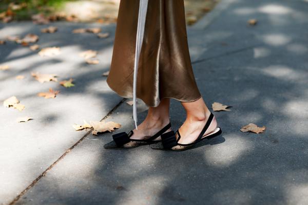 新买的鞋子总是磨脚,新鞋磨后脚跟有什么好方法处理吗