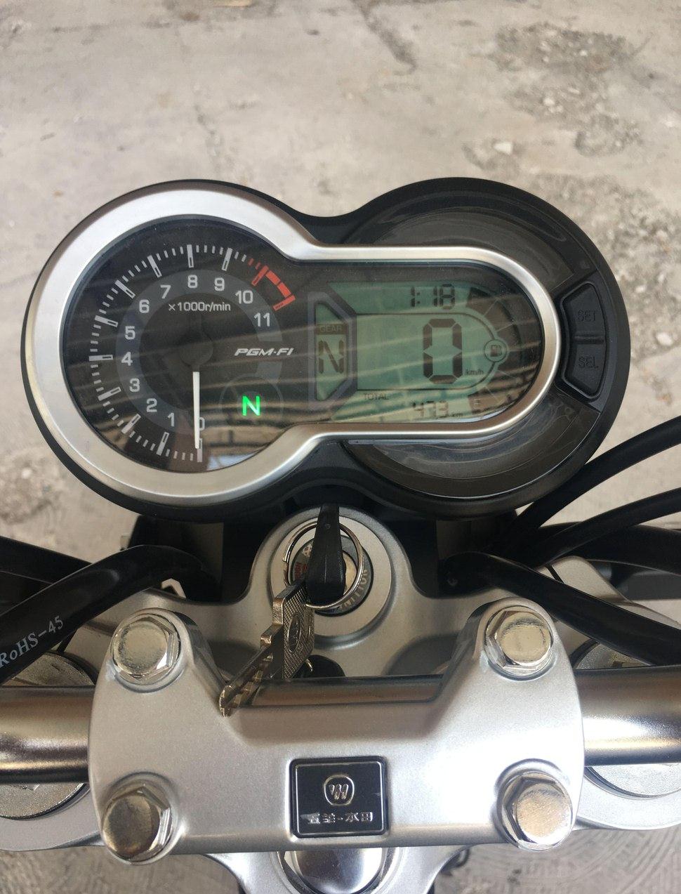 同事买了一辆日系车,同事买的摩托车