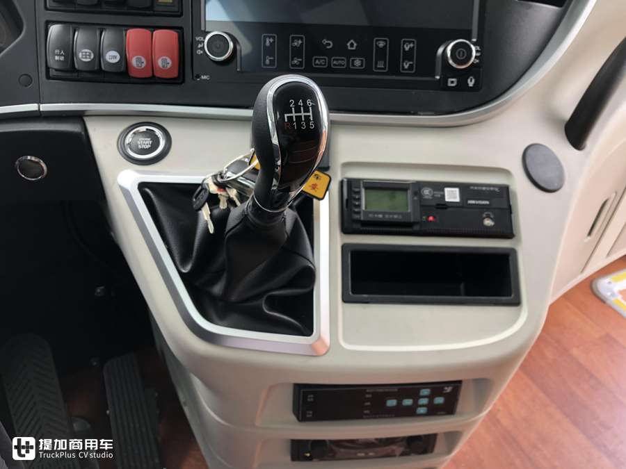 黄金时代已过，长途大巴还高端吗？实拍中通3轴大巴带您好好看看