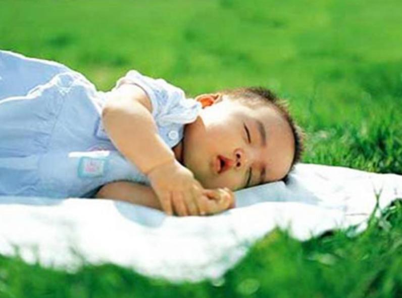 宝宝大便颜色绿是受惊吓了吗,宝宝大便颜色判断是否生病