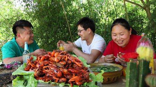 安徽农民夫妻边种田边吃饭,农村夫妻俩做饭被骂