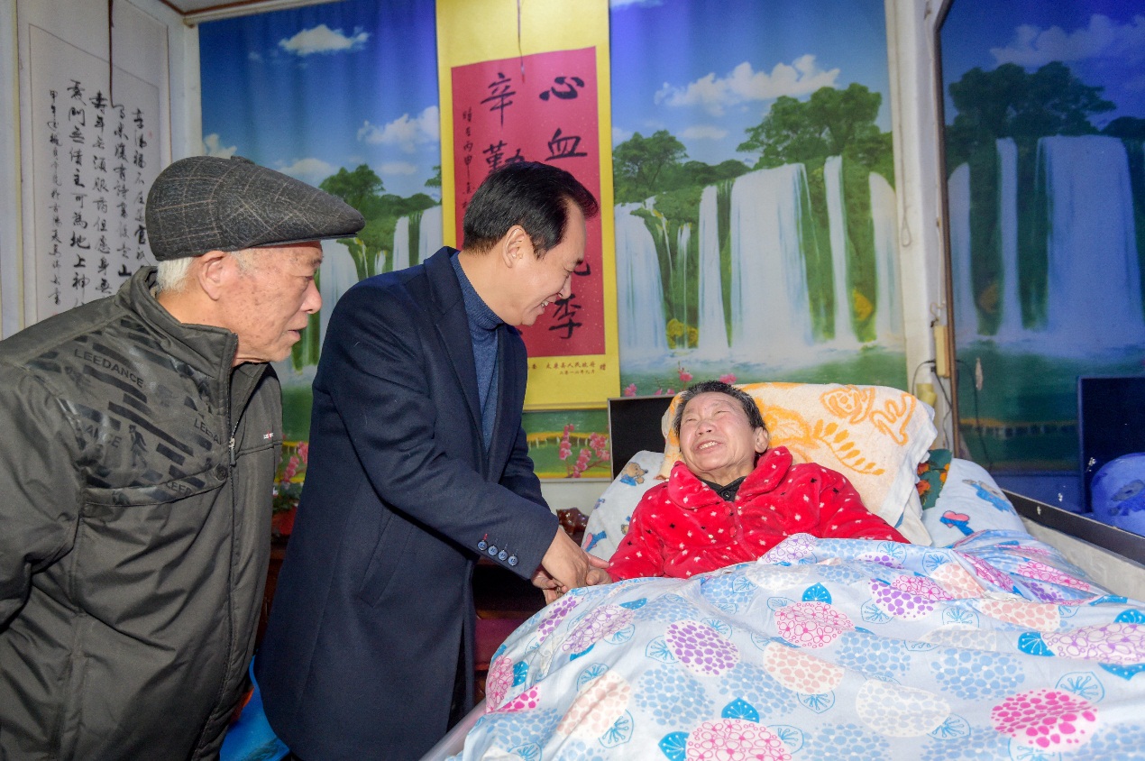 许家印回乡探望老师送房子,许家印回乡感动视频